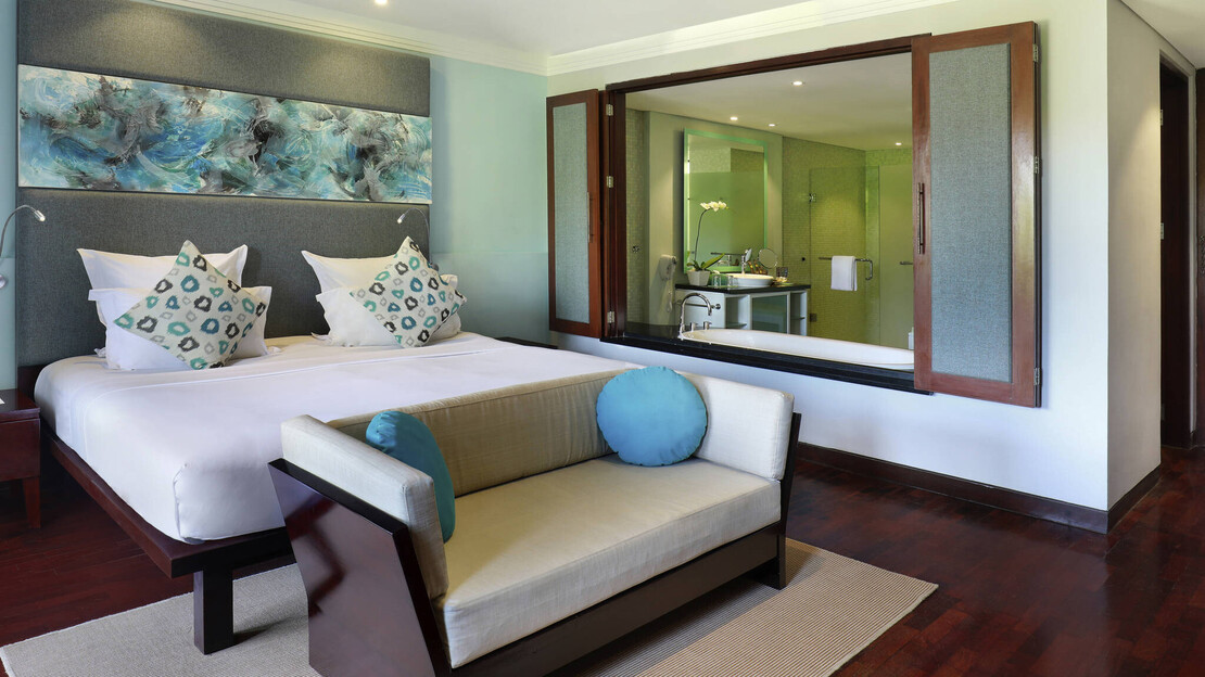 Deluxe Room 1 King Bed with Balcony